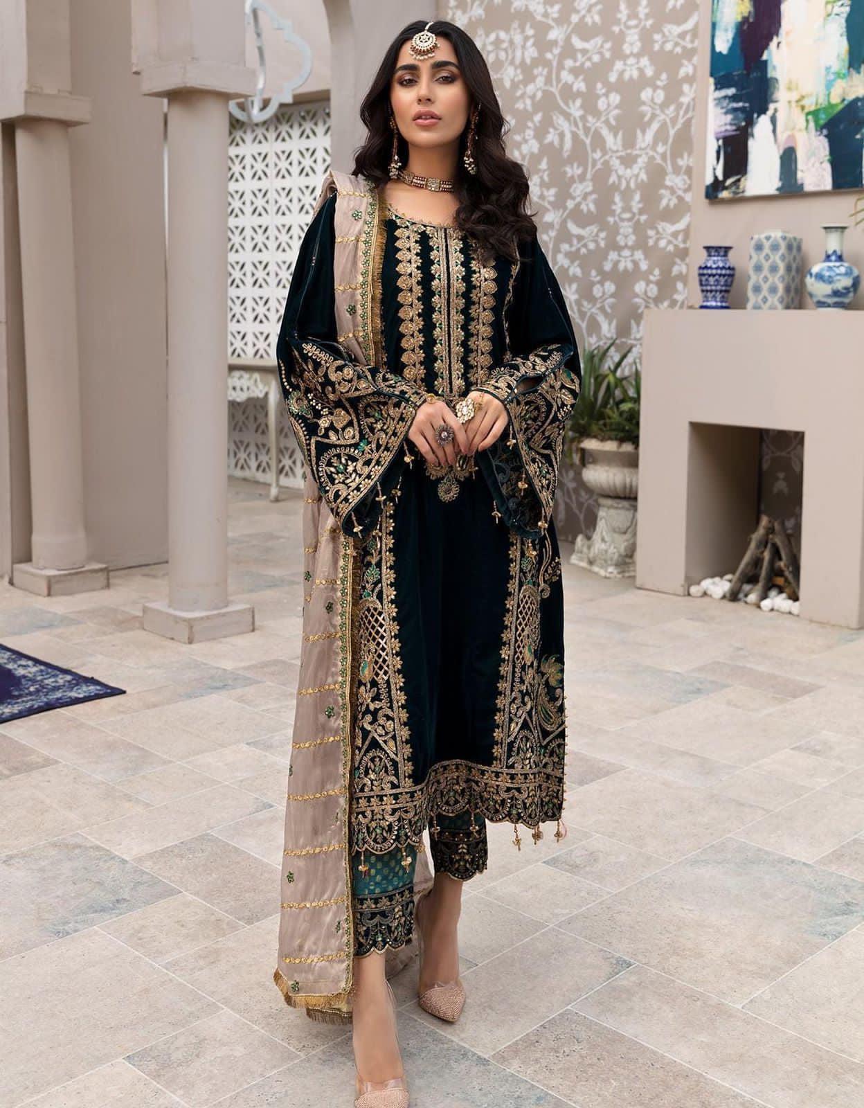 Emaan Adeel Velvet Suit-Replica Suits-Replica Zone